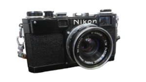 Read more about the article 終活で困る物の定番？日本の古いフィルムカメラは海外に渡ります