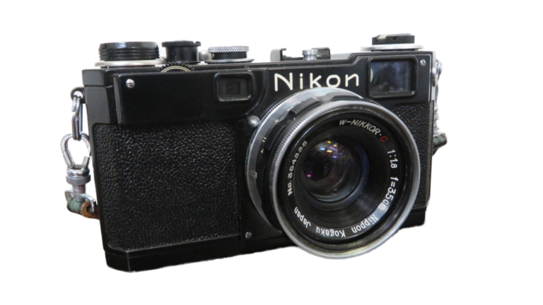 Read more about the article 終活で困る物の定番？日本の古いフィルムカメラは海外に渡ります